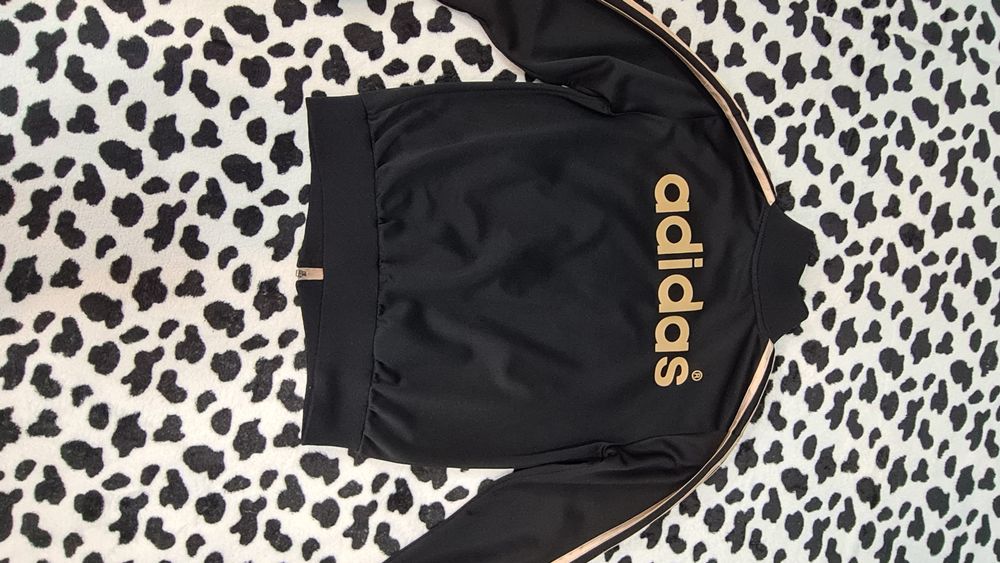 Vind jacheta Adidas