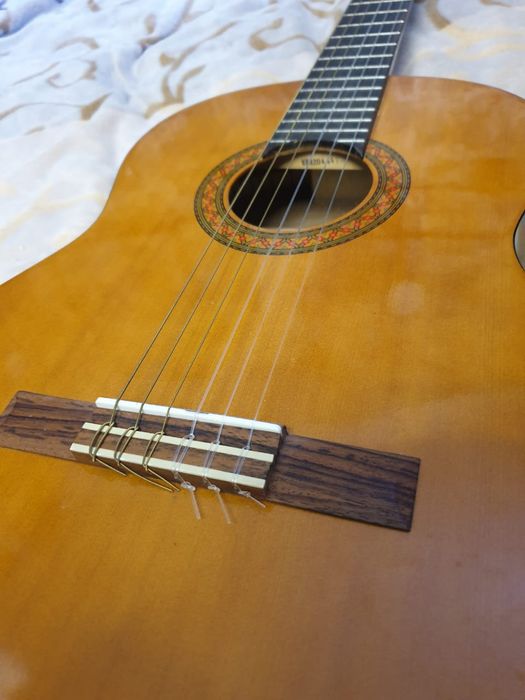 Продам гитару Yamaha CM40