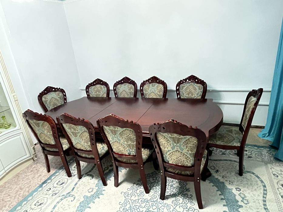 Стол со стульями