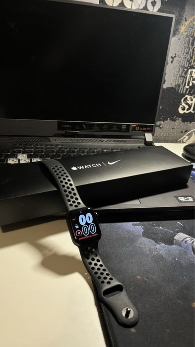 Продам Apple Watch Nike SE 40mm