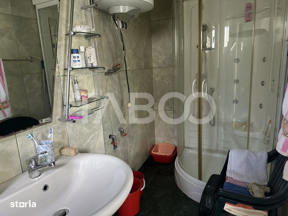 Casa familiala pentru locuit sau vacanta , spatioasa si confortabila .