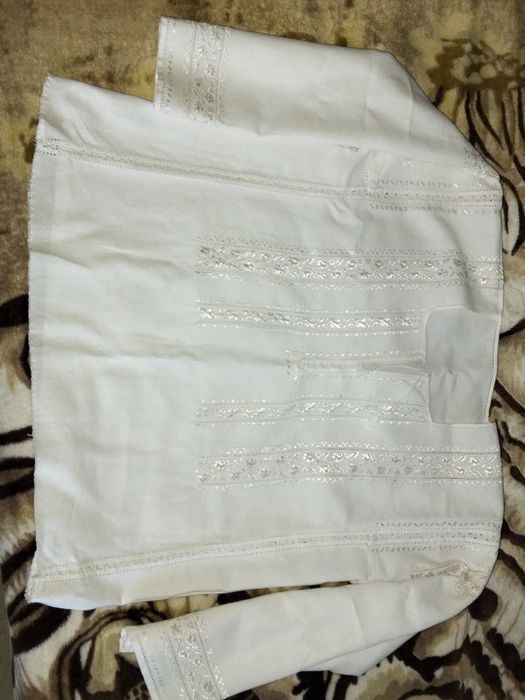 Vând cămașă cusută manual