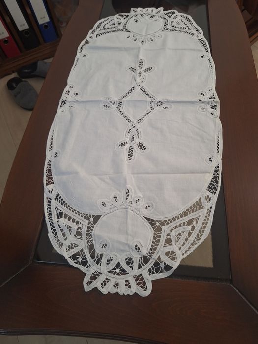 Fata  de  masa  cu  broderie  sparta
