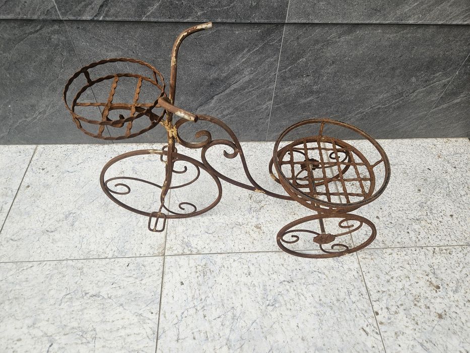 Dekorativniy gul podstavka