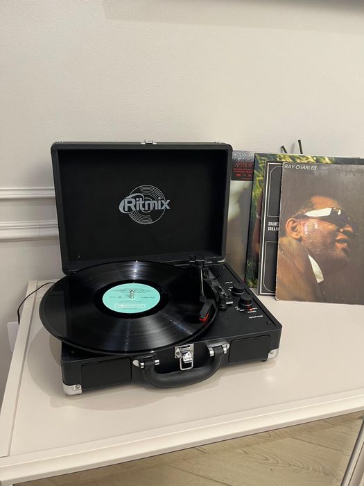 Продаю виниловый проигрыватель Ritmix.