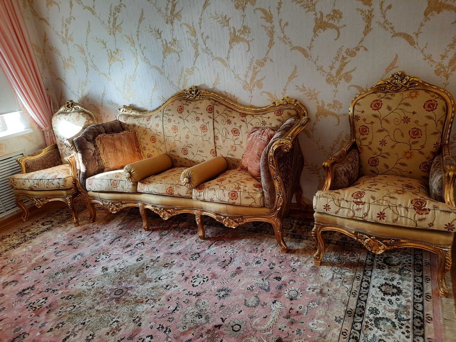 Продается диван в комплекте, привезенное с Дубая