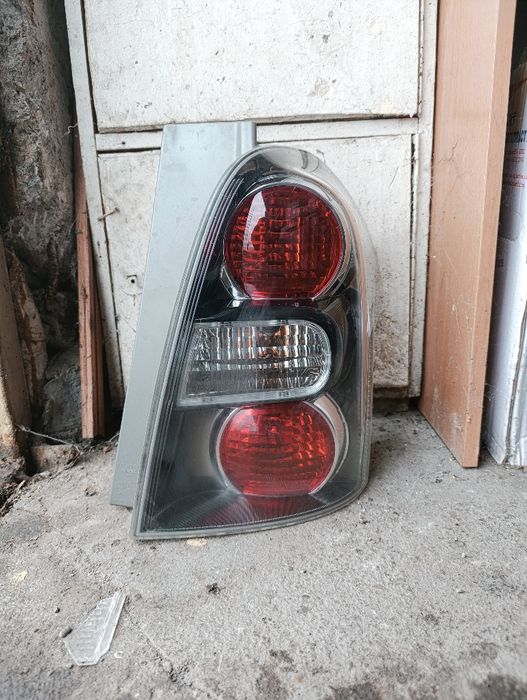 Продавам десен стоп за Тойота Корола версо