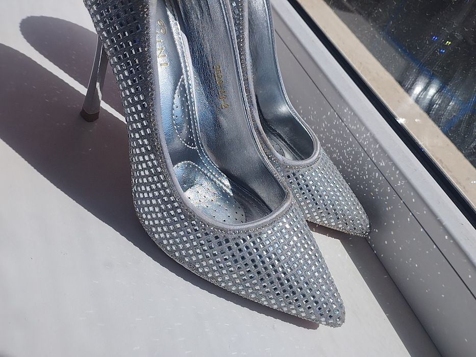 Обувь каблуки продам срочно