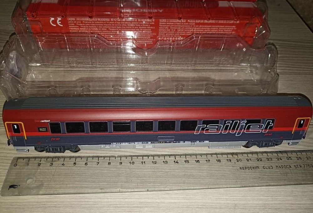 Piko vagoane de călători scara H0 railjet
Roti metalice izolate 
Preț