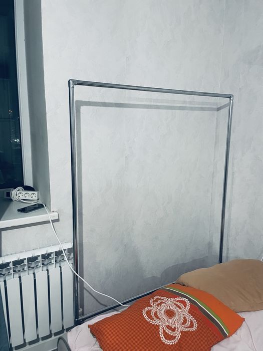 Стойка вешалка на ножке