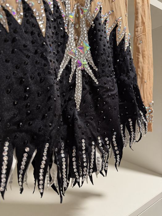 Черно блестящо трико за художествена гимнастика