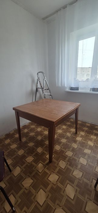 Продаю стол дерево