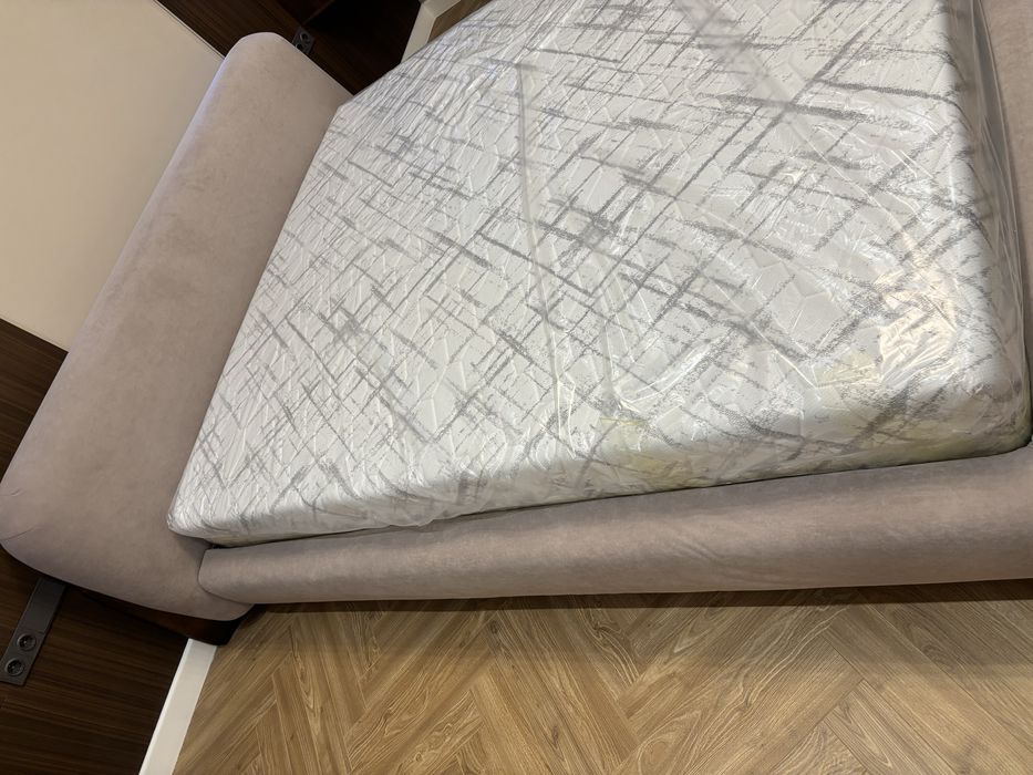 Новый кровать с матрасом