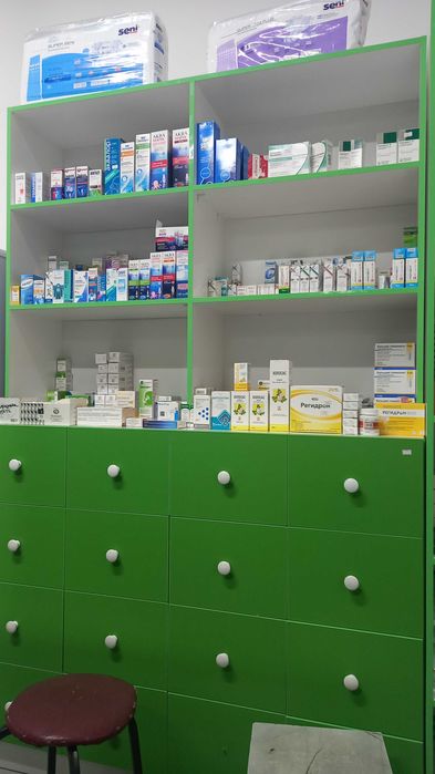 Шкафы и витрины для аптеки