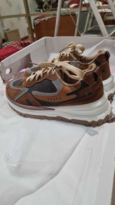 Кроссовки женские