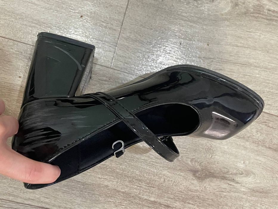 Туфлю на каблуке