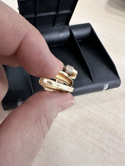 Продам 2 золотых сережек 48тыс за гр