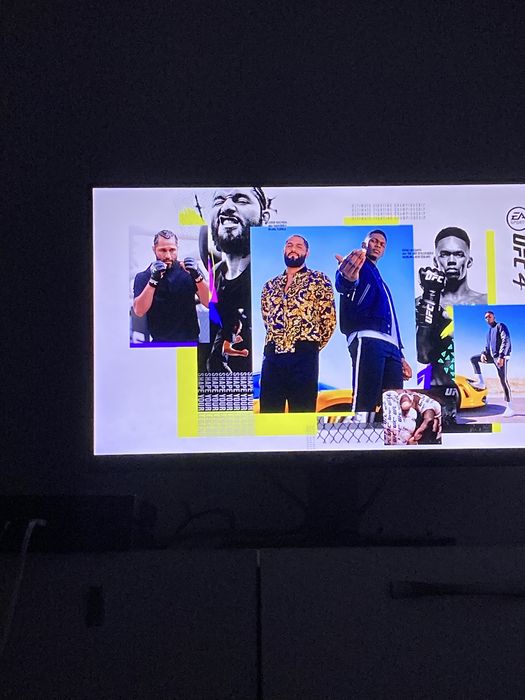 Vand / schimb Ps 4 standard + cont si 4jocuri incluse