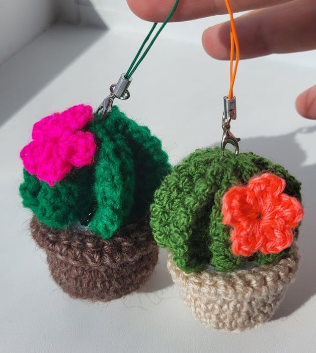 Продам брелки вязанные.