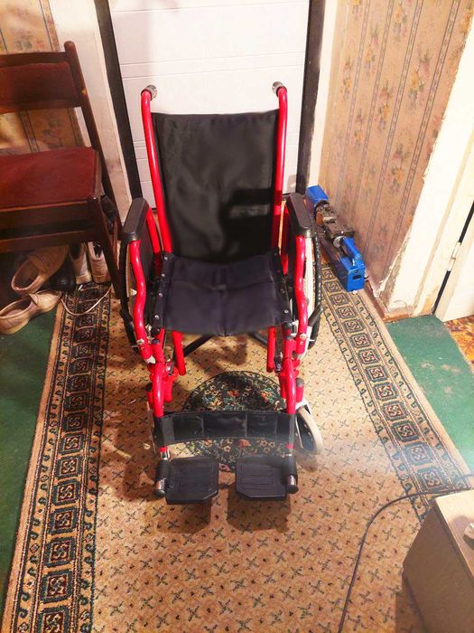 Продам новую американскую детскую инвалидную коляску