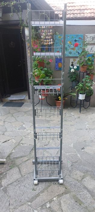 Продавам железен стелаж чисто нов.