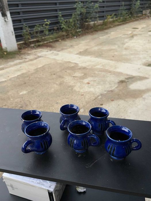 Set rustic 6 cănițe ceramică albastră cu suport din lemn – Stare perfectă