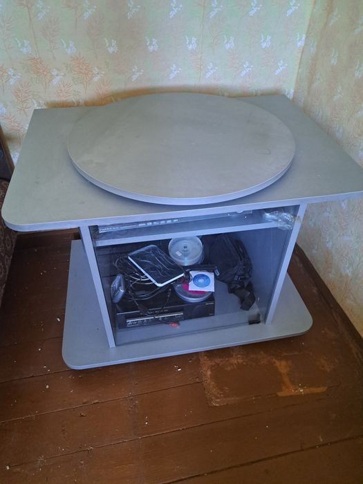 Тв маса въртяща се.