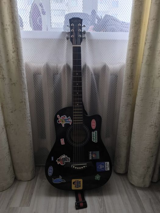 Продам Гитару черная с наклейками