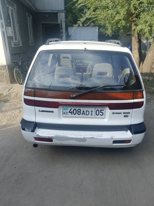 Митсубиси спейсвагон.