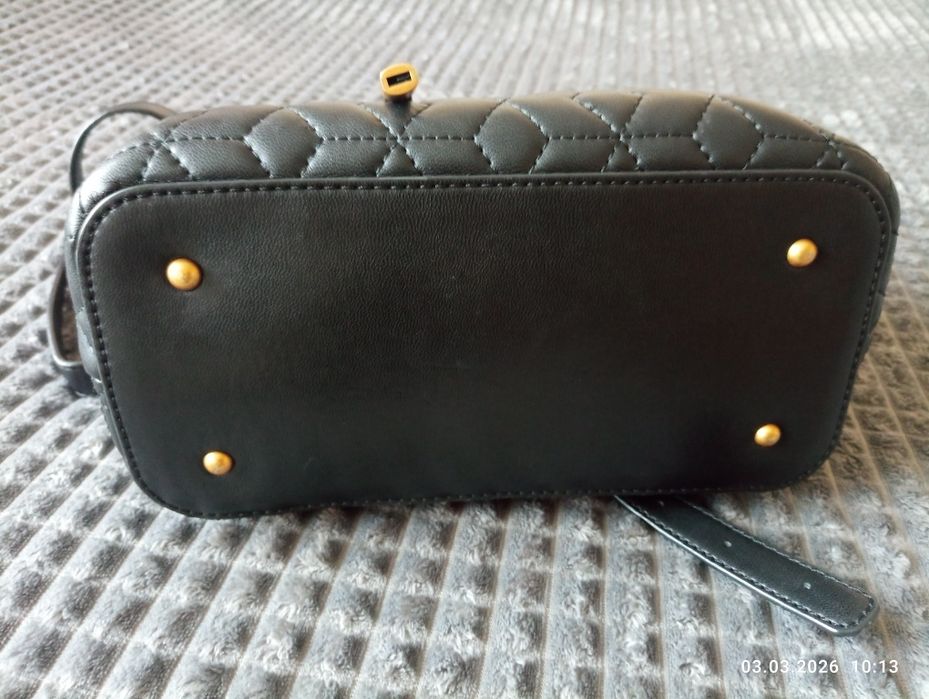 Оригинална раничка Guess