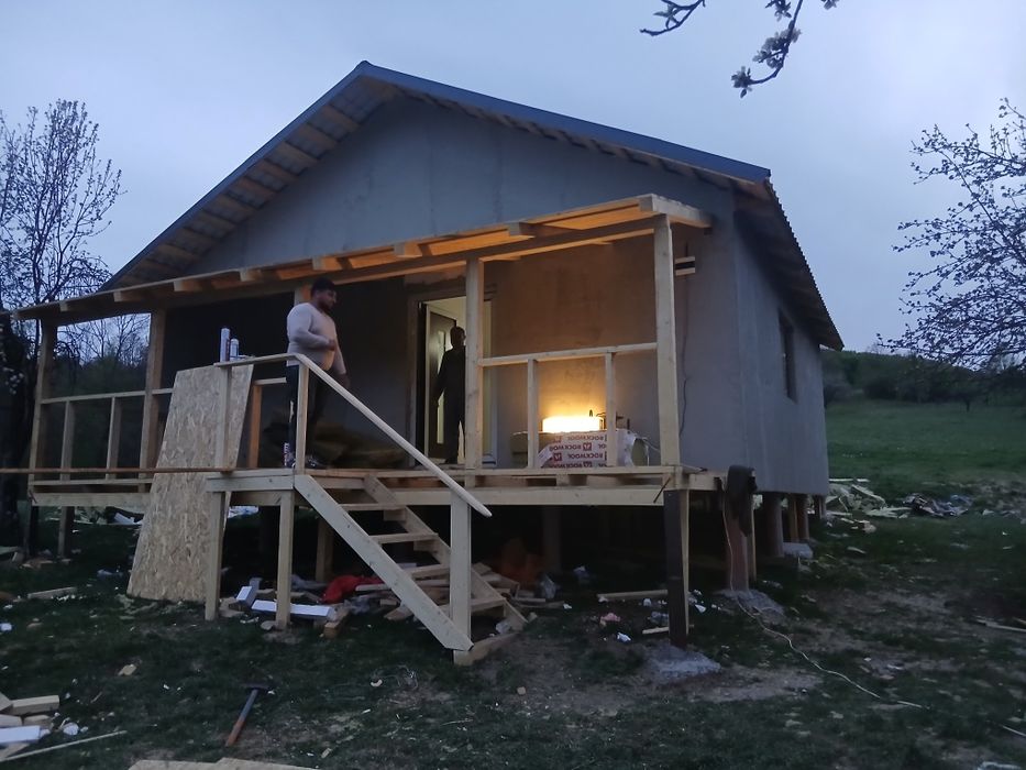 Vând cabane din lemn la cheie