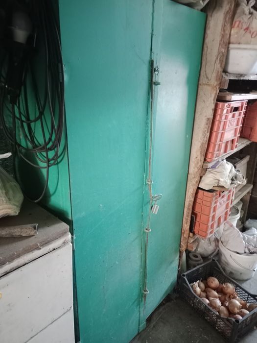 Металлический шкаф для инструментов