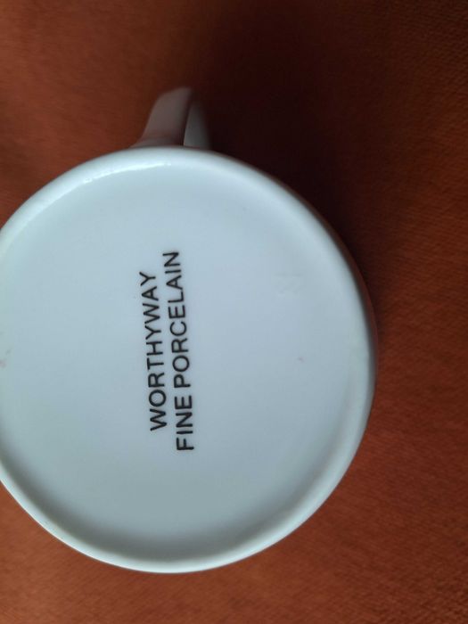 Cesti cu farfurioare pentru servit cafea