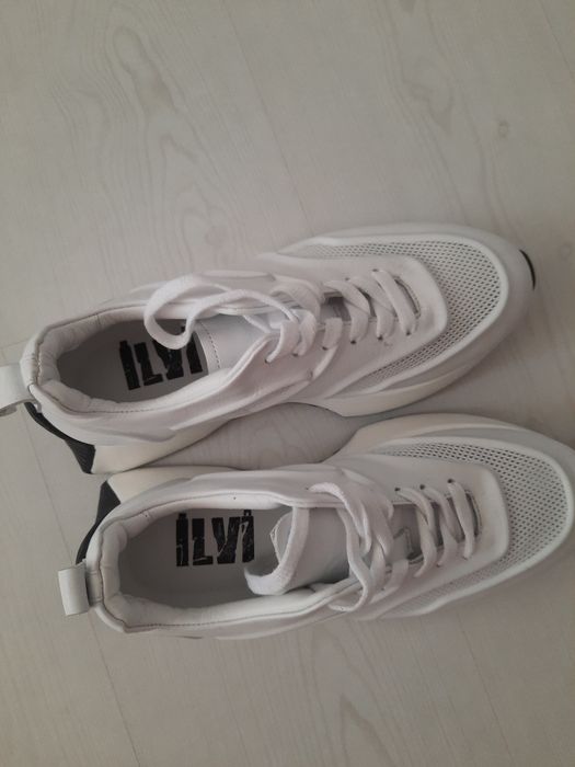 Продаются кожаные кроссовки