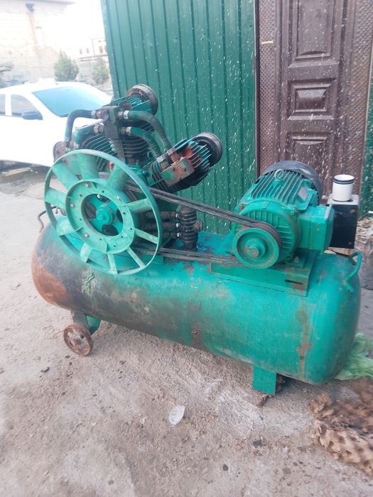 Kompressor  sotiladi