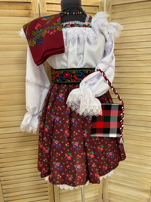 Costum popular/traditional pentru femei de Maramures complet, autentic