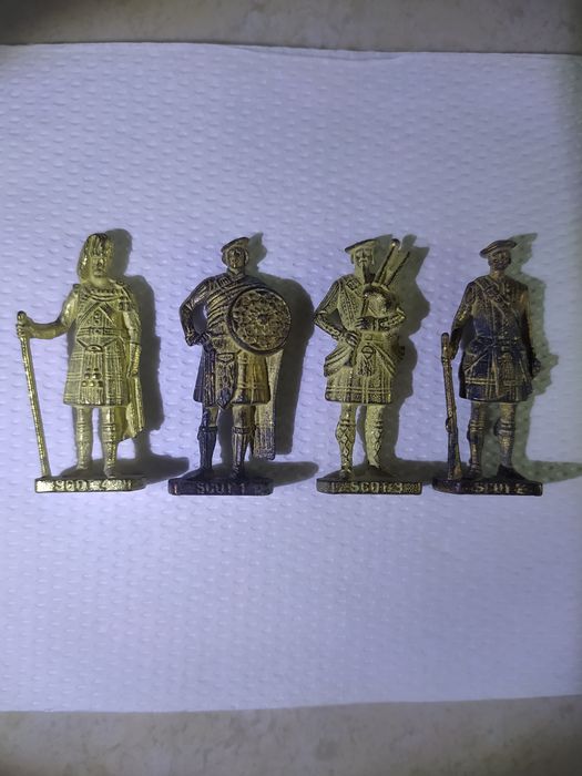 продавам колекции на фигурки от киндер на серии