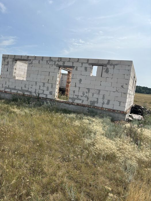 Продам земельный участок с недостроенным домом