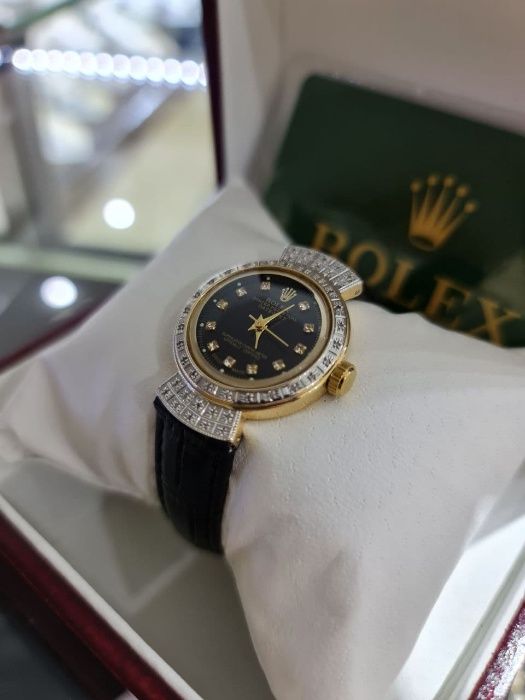 Миниатюрные и очень нежные женские часики Rolex с бриллиантиками.