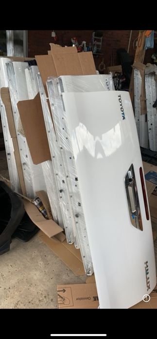 Oblon Toyota Hilux.  Bata spate Bara Fata