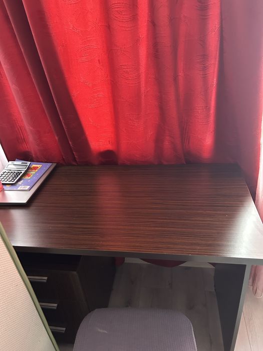 Birou cu comoda trei sertare