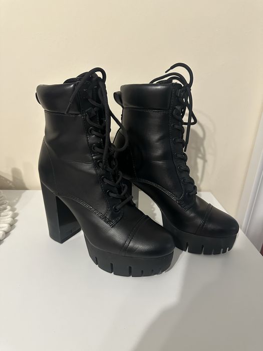 Черни кожени боти guess на ток