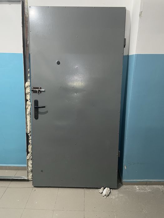 Железная серая дверь.