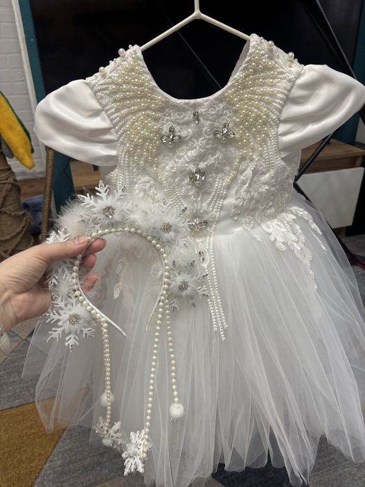 Продаю платья белое