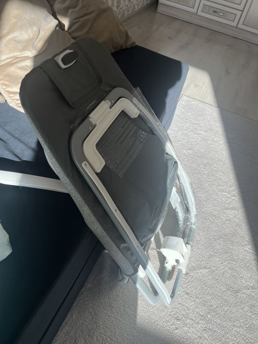 Продам детский шезлог Joie