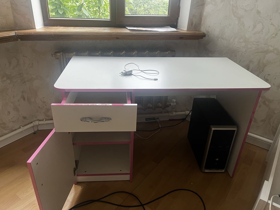 Детский шкаф и стол для девочки