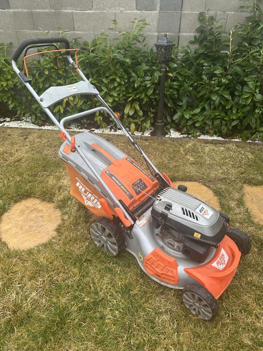 Mașină pentru tuns  iarbă ca nou