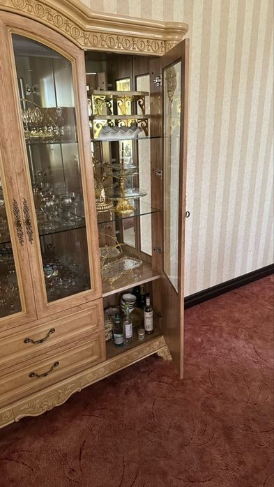 Продам мебель в гостиную шкаф сервант для посуды
