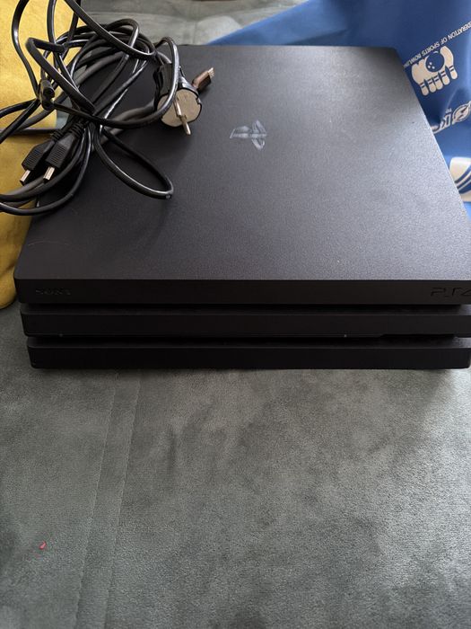 Продаю SONY PS4.