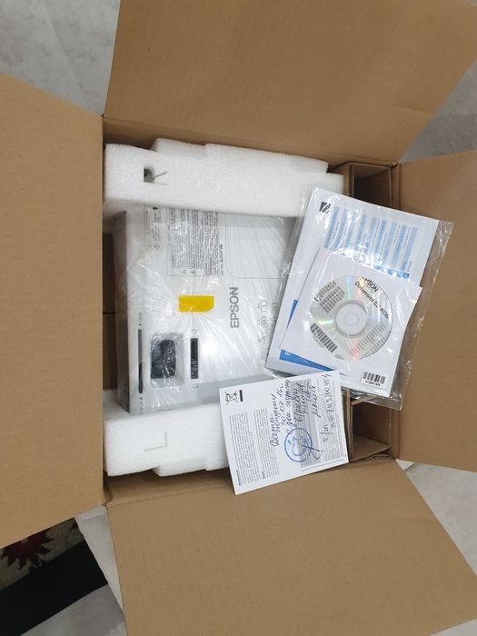 Продам Проектор EPSON H720B